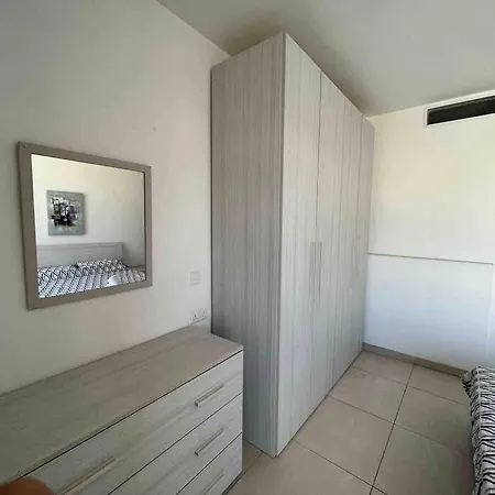 Apartment Lovely 3 Bedroom *